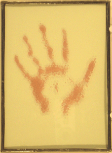 Petite main, 2004 Editon réalisée lors de l'exposition "Synoptiques" Verres additionnés, encadrement en plomb, Format 18/13 cm. 15 exemplaires signés et numérotés.