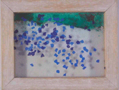 Cum Grano Salis, 1996 Dans une boîte recouverte d'un verre imprimé en sérigraphie, du sel s'imprègne de l'oxyde de fer formant le fond. œuvre évolutive. Format: 18/14/4 cm. 10 exemplaires signés et numérotés.