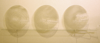 La, la, la, 1994 - 2005 Sérigraphie sur verre extra-blanc et acier, d'après des photos d'un diapason en vibration trempé dans de l'eau, le “La” en image, en quelque sorte. Un diapason en verre et une tablette sont fournis avec la pièce. 3 exemplaires.