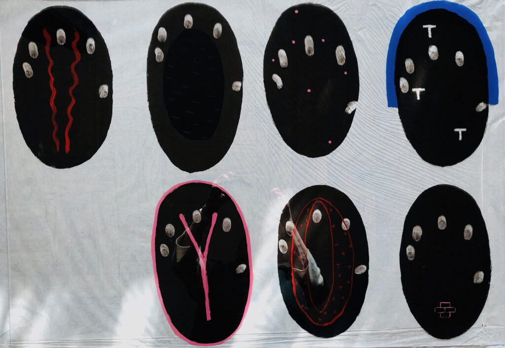 Touches, 2007 Sur un altuglas transparent format 60/80 cm., impression en sérigraphie et réhauts manuels de l'artiste, touche finale: les empreintes de doigts de l'artiste dans chaque masque. 7 exemplaires.