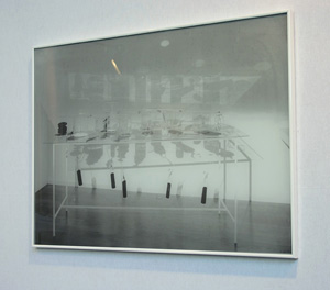 Objet de silence Sérigraphie en 3 couleurs sur verre. Format : 70,5 x 50 cm.